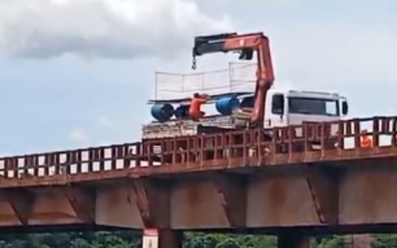 Ponte na divisa de MG e SP que passa por obras emergenciais