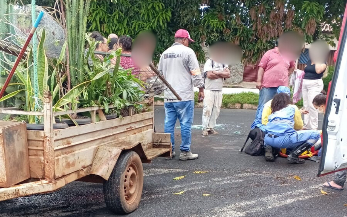 Acidente entre carro com carretinha e motocicleta no Luizote de Freitas, em Uberlândia
