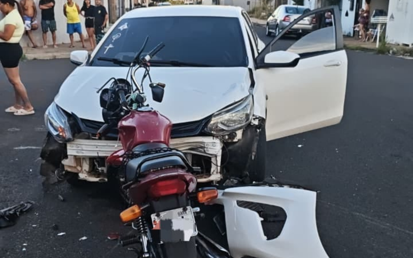 Acidente entre carro e moto no Jardim Europa