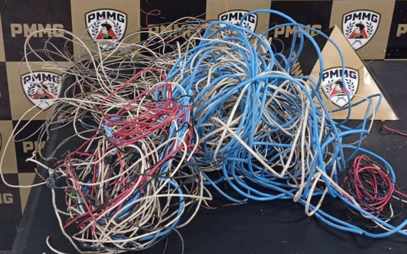 Fios elétricos recuperados pela PM