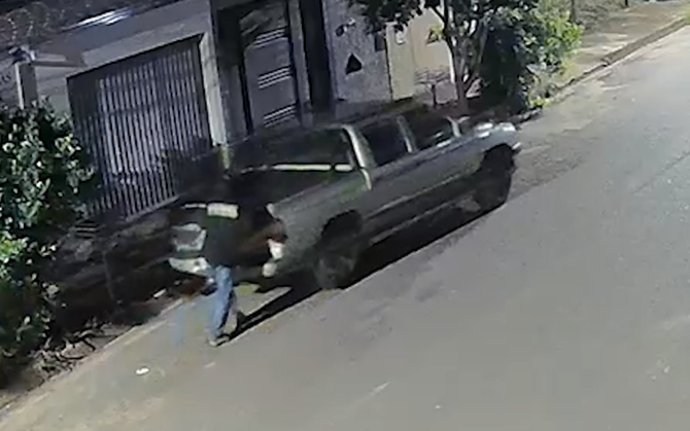 Caminhonete furtada no bairro Jardim Europa, em Uberlândia