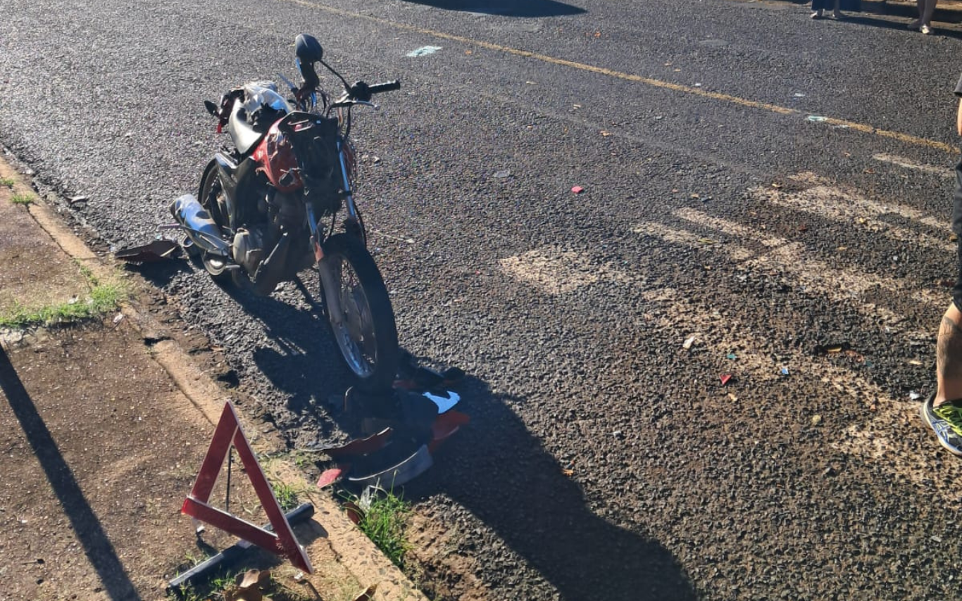 Colisão entre carro e moto no bairro Jaraguá