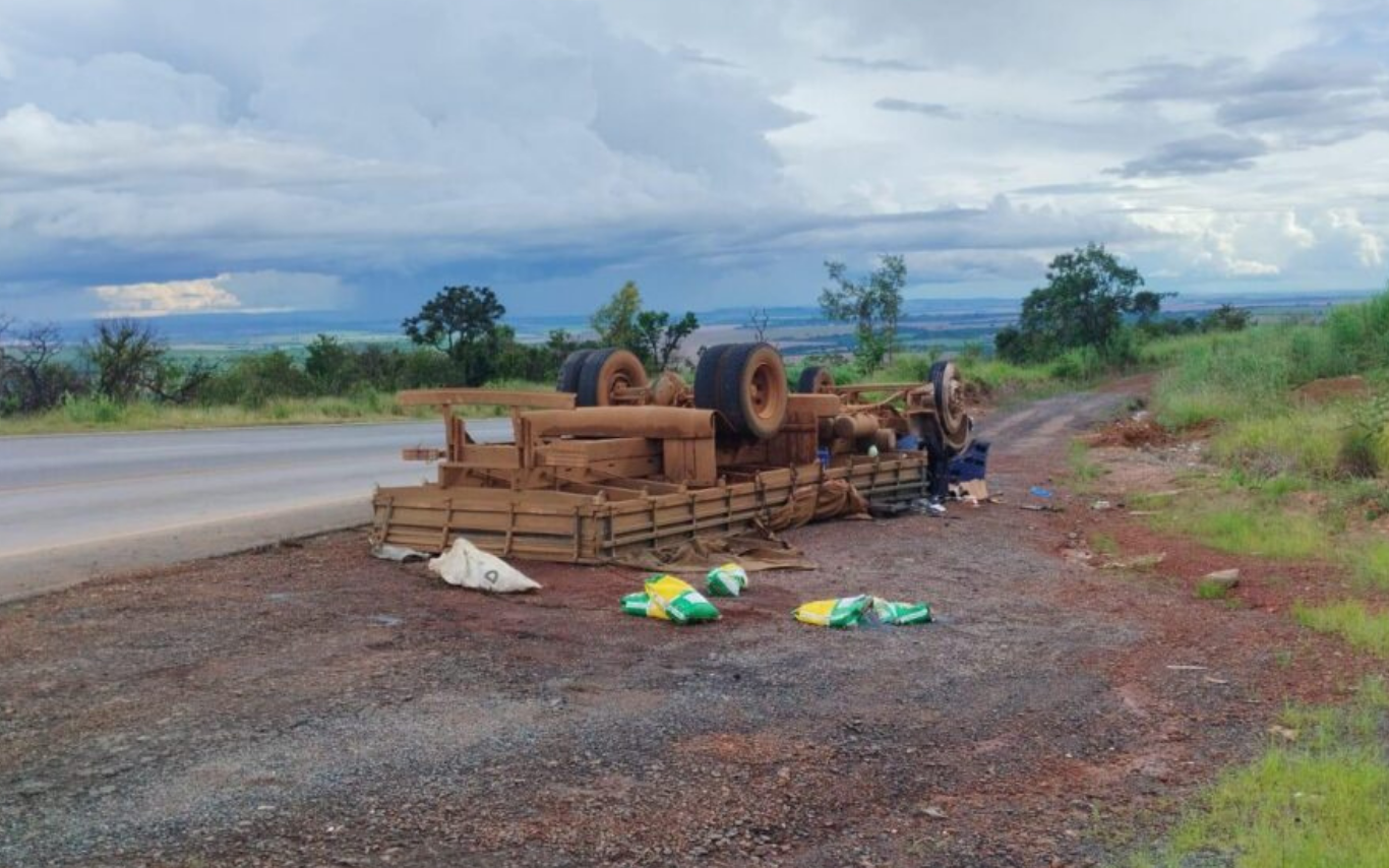 Caminhão tombado na Serra do Salitre