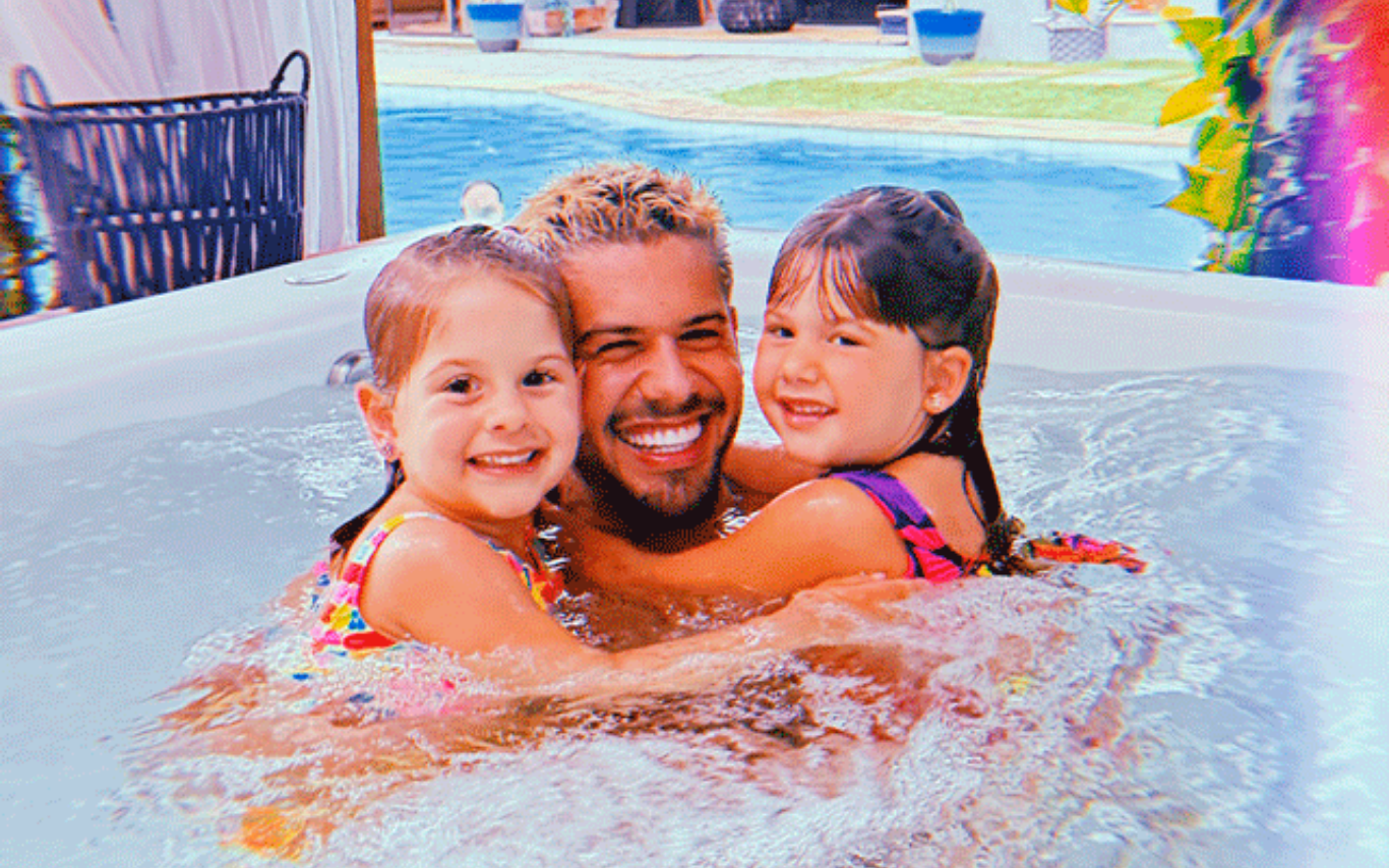 Zé Felipe com as filhas, Maria Alice e Maria Flor