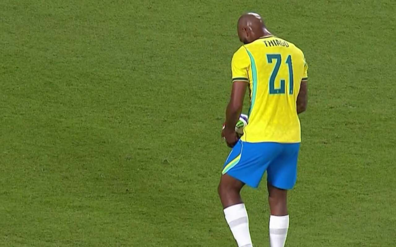 Igor Thiago se preparando para cobrar o pênalti que colocaria o Brasil novamente à frente do placar diante da Croácia