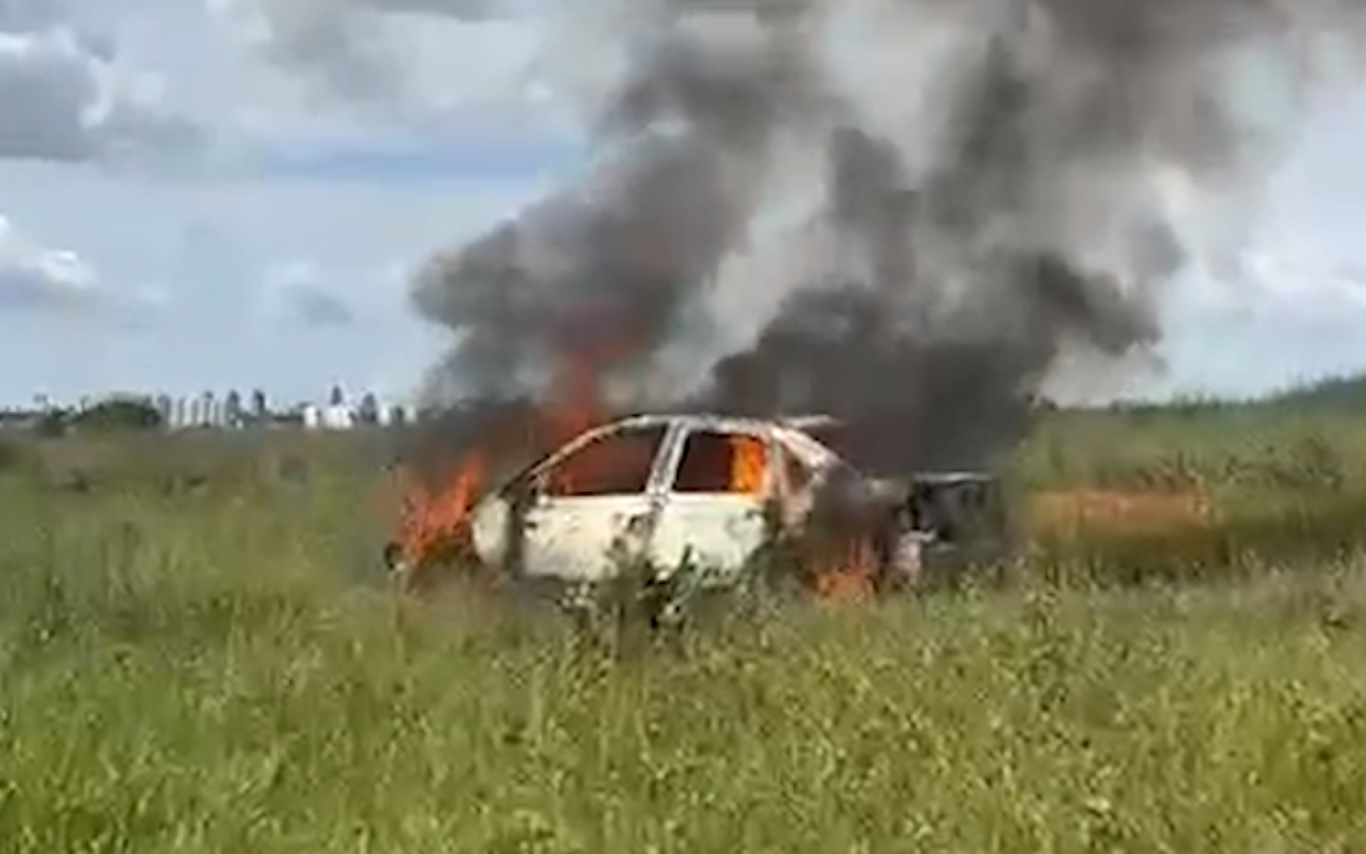 Carro usado em homicídio é encontrado em chamas em Uberlândia