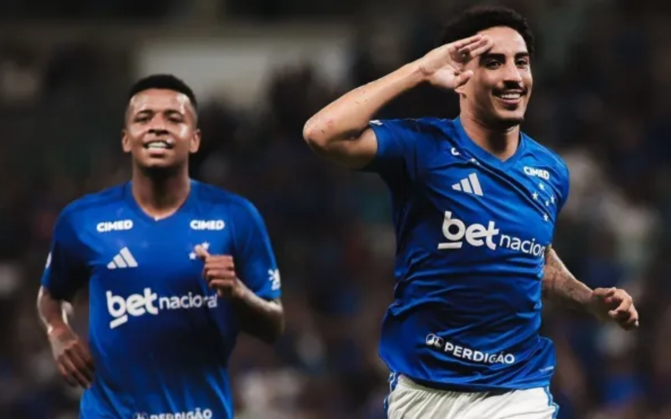 Christian celebra gol pelo Cruzeiro contra o Vitória