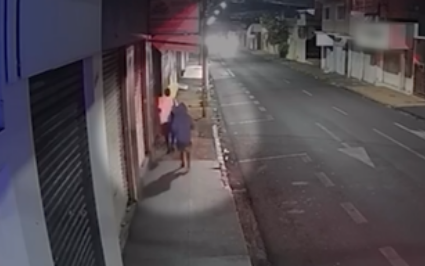 Invasores foram expulsos pelo proprietário do comércio