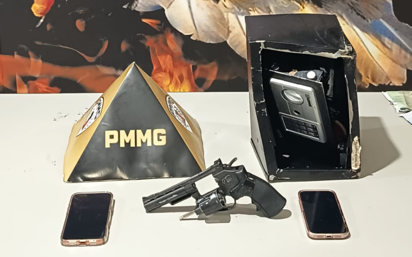 Itens recuperados com autor de roubo no Umuarama, em Uberlândia