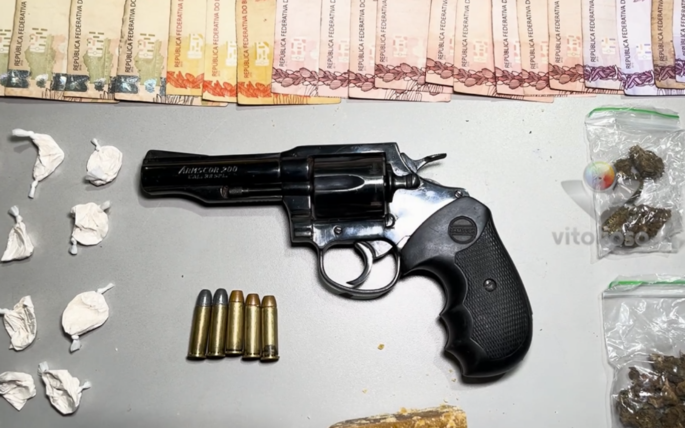 Drogas e arma de fogo apreendidas no Lagoinha, em Uberlândia