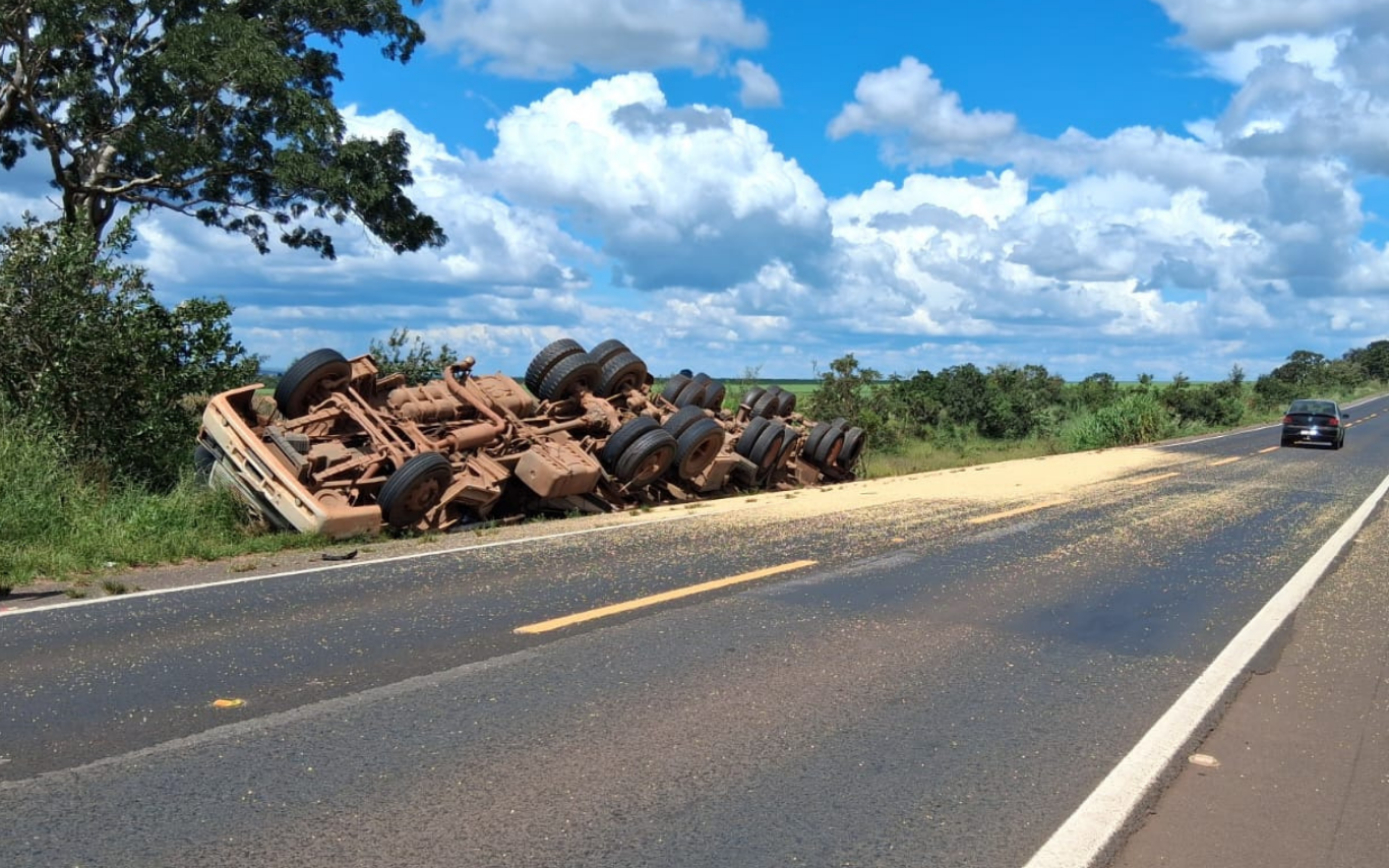 Caminhão tomba em rodovia ao desviar de ultrapassagem irregular