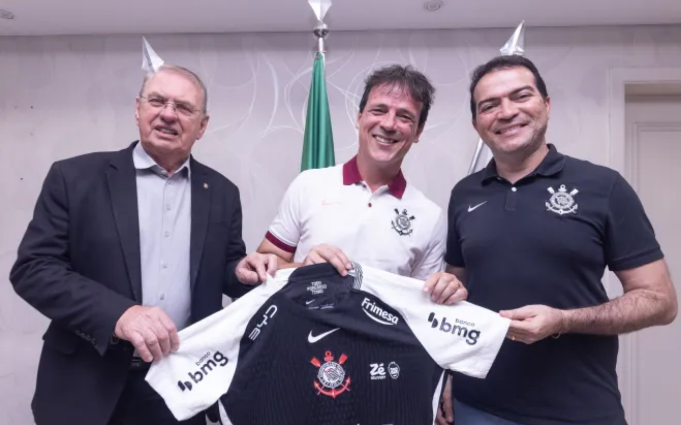 Fernando Diniz foi anunciado como novo treinador do Corinthians