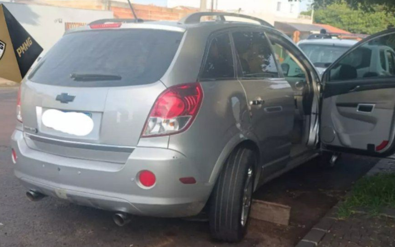 Homens são presos desmanchando carro furtado em Uberlândia
