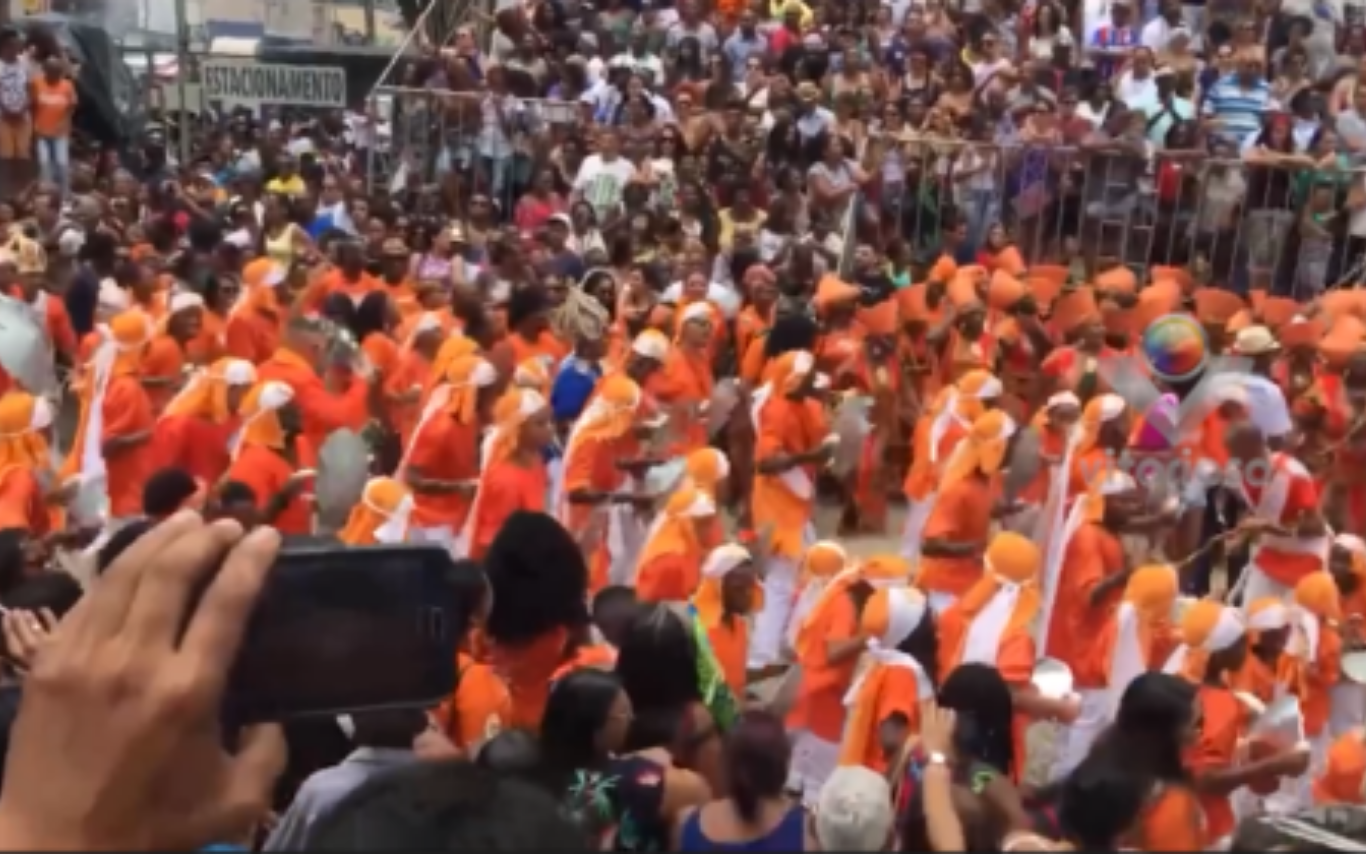 Integrantes de terno de Congado são atingidos por urina durante ensaio