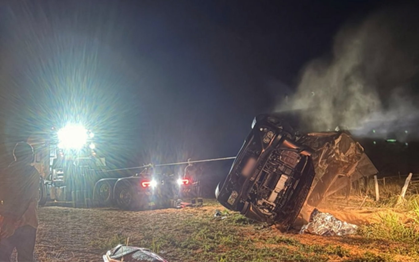 Caminhão tomba e dois são mortos na MG-223