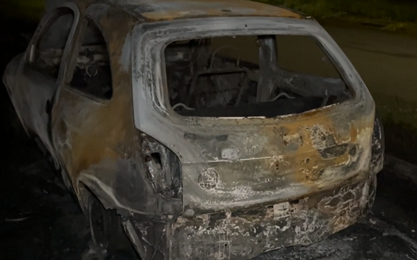 Carro é destruído em incêndio na Zona Sul de Uberlândia