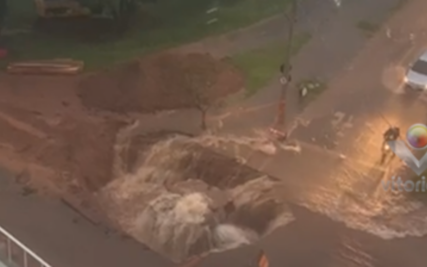 Cratera no bairro Tubalina, em Uberlândia