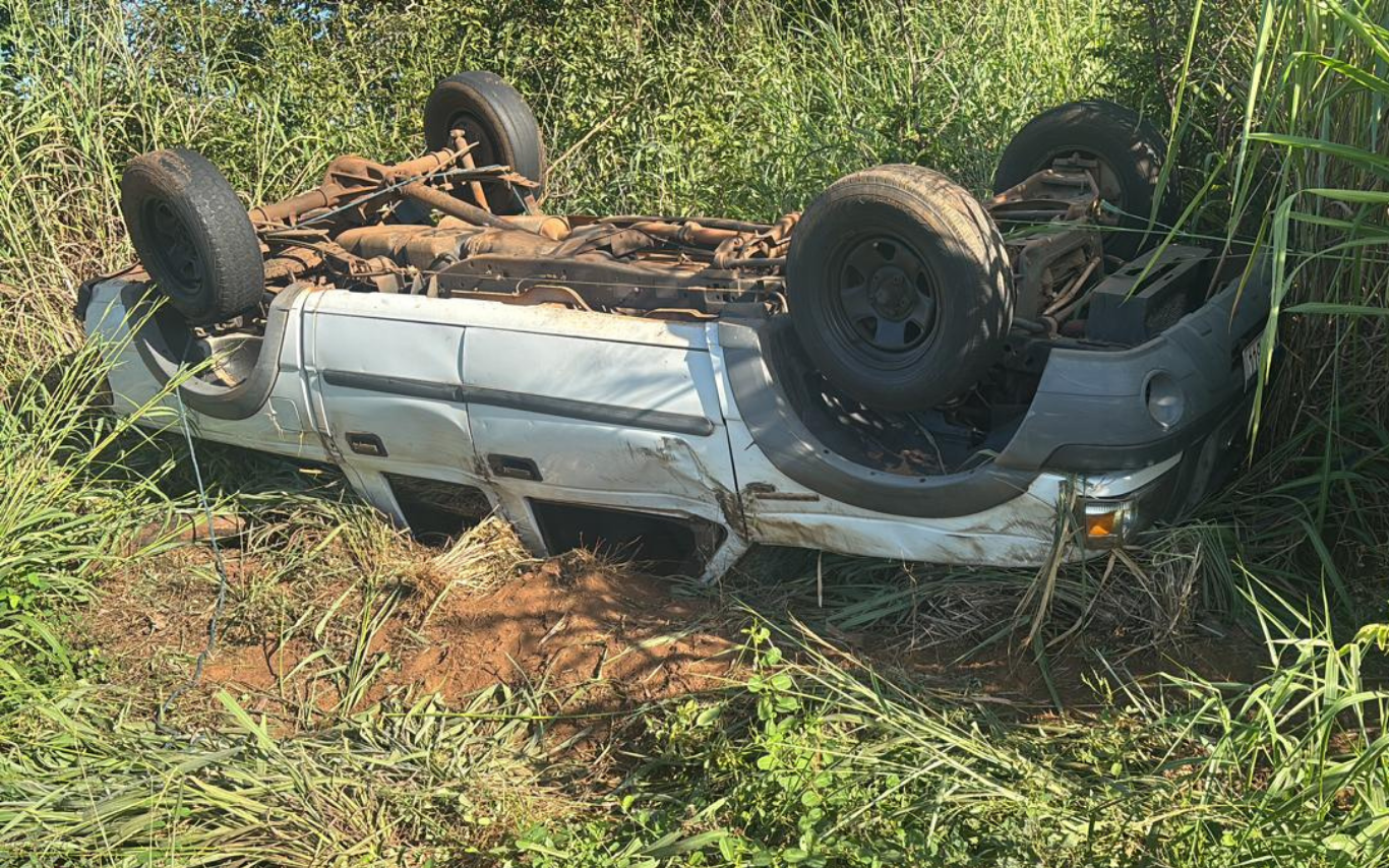 Caminhonete roubada capota e motorista foge na MGC-497