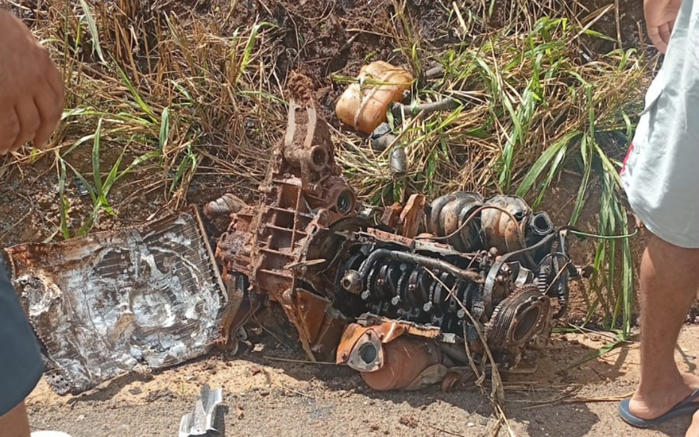 Colisão frontal entre carro e caminhão em Patos de Minas