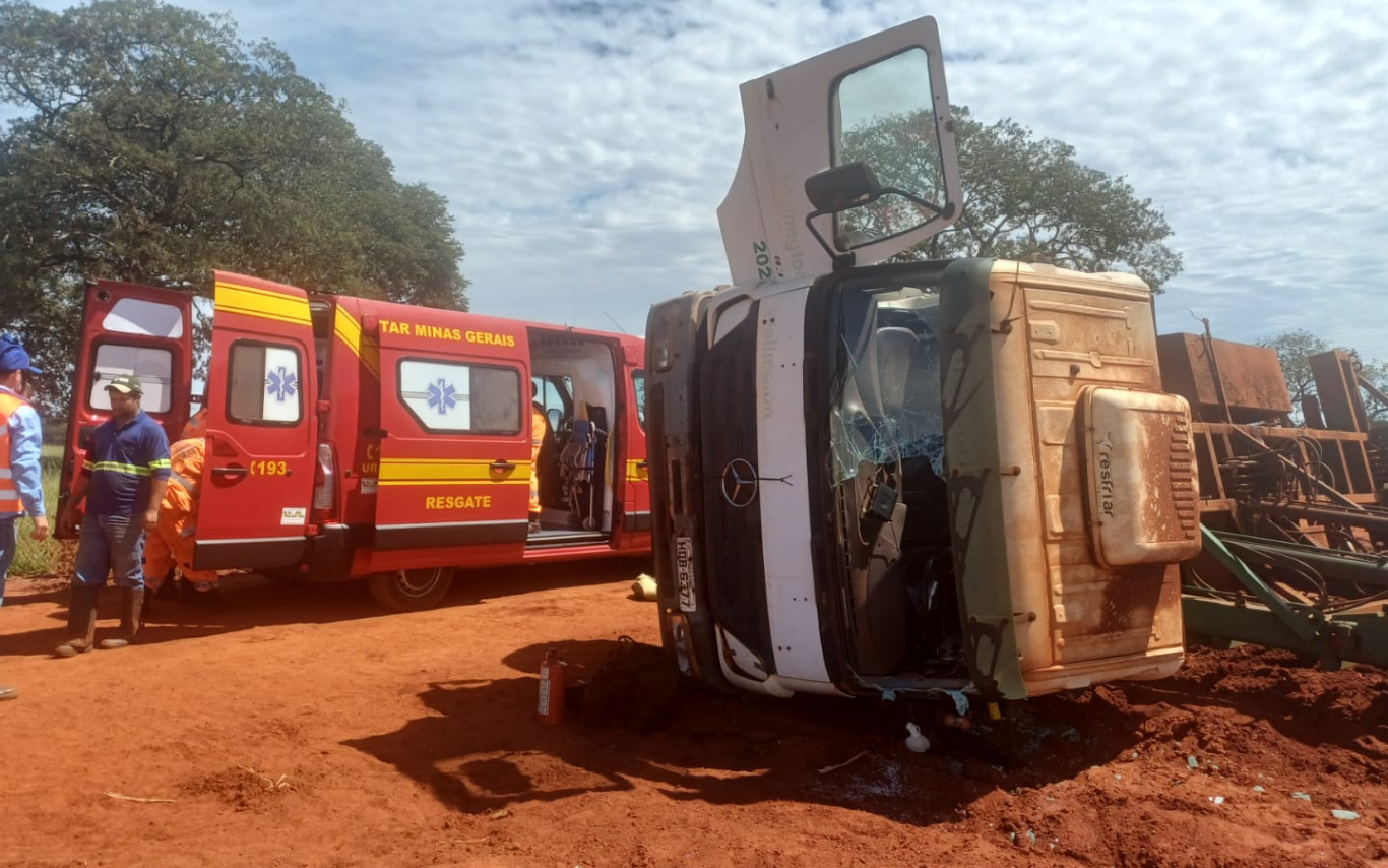 Caminhão capota na zona rural de Iturama