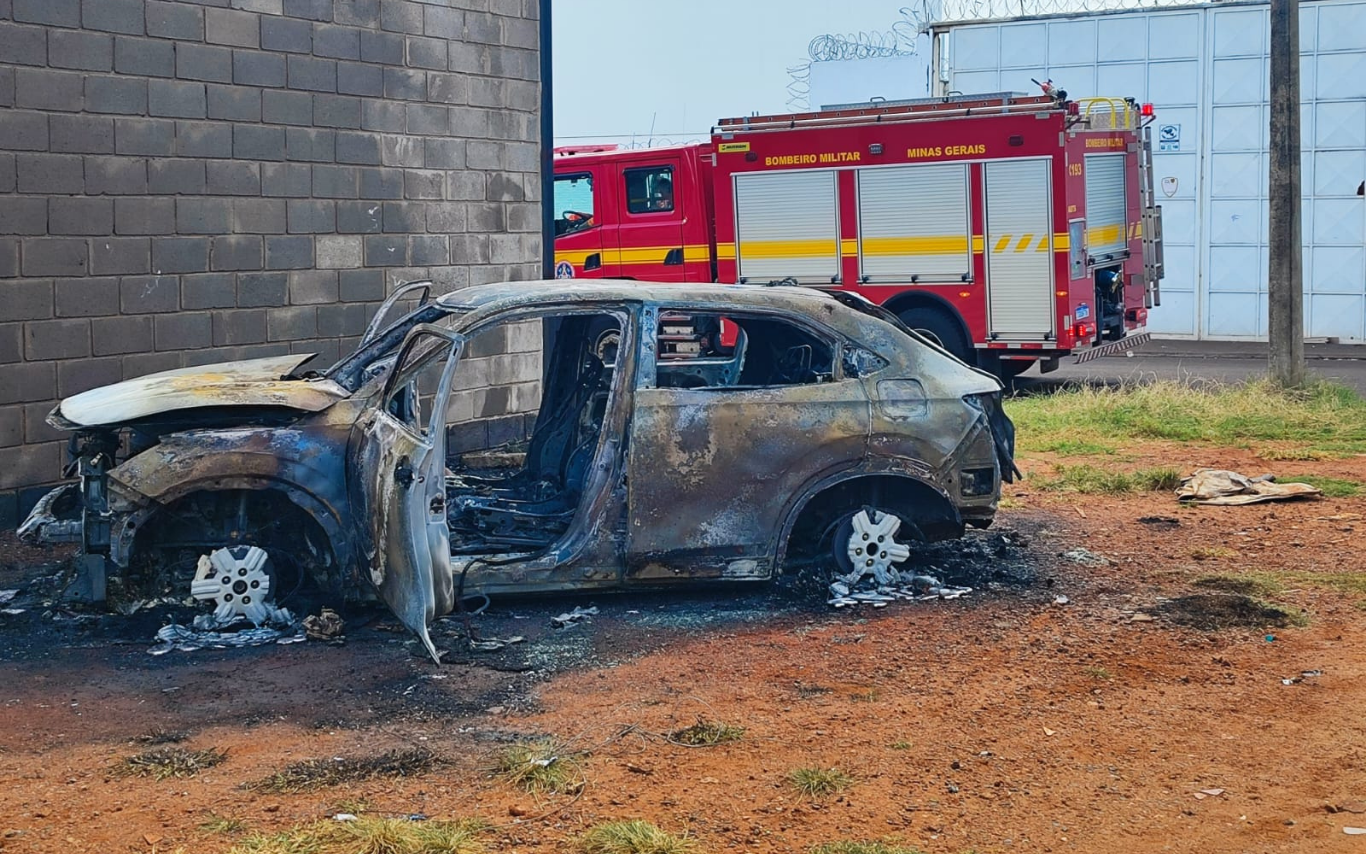 Homem é preso após atear fogo em carro em Uberlândia
