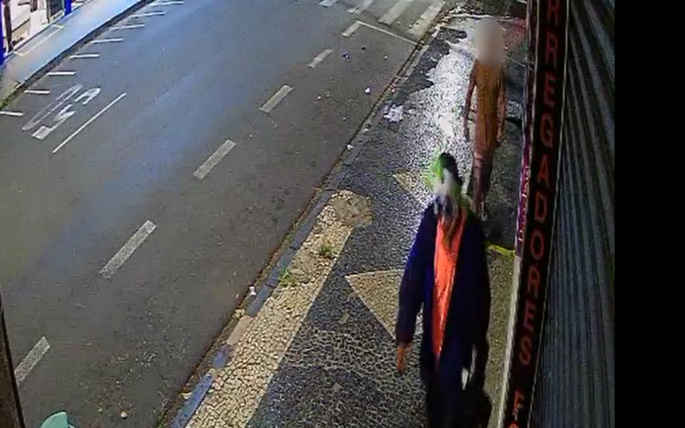 Dupla com máscara de palhaço furta lanchonete de Uberlândia