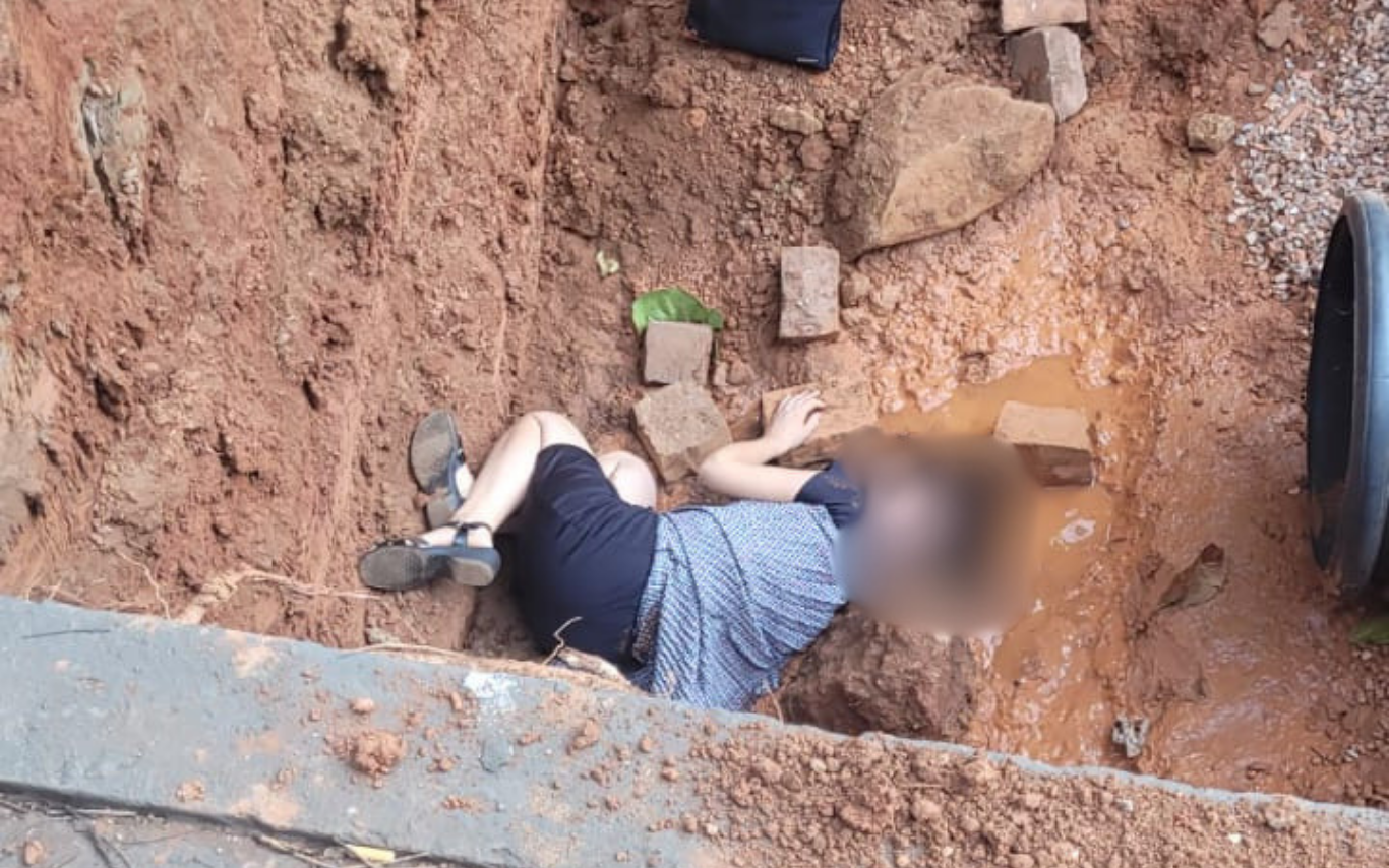 Mulher fica ferida após cair em vala em Uberaba