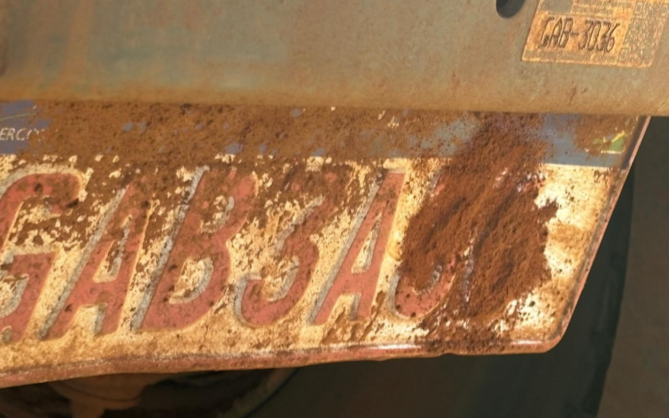 Motorista é preso após tampar placas de caminhão com barro