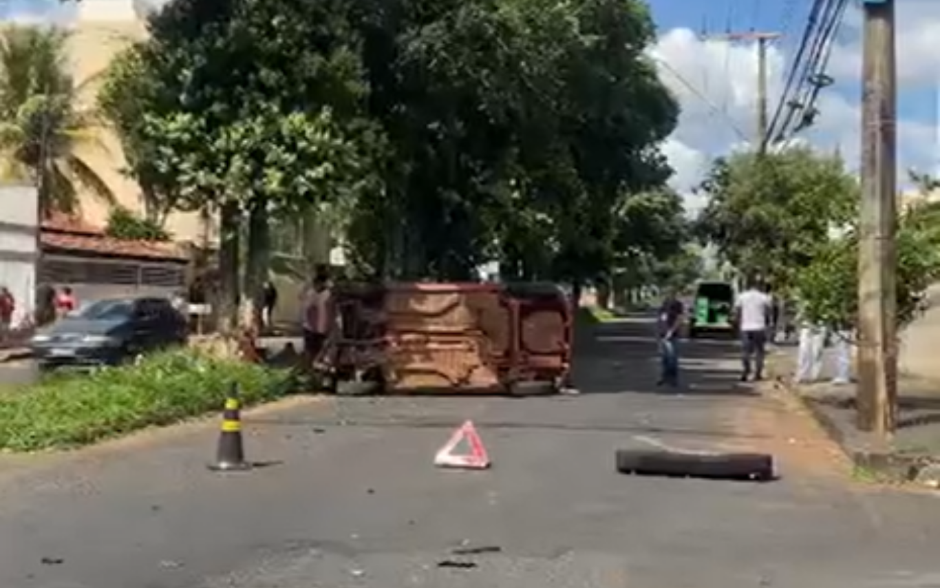 Colisão seguida de capotamento deixa feridos no Santa Mônica