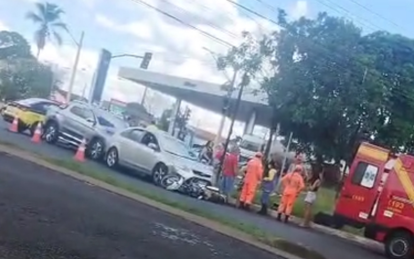 Engavetamento próximo ao Terminal Planalto, em Uberlândia