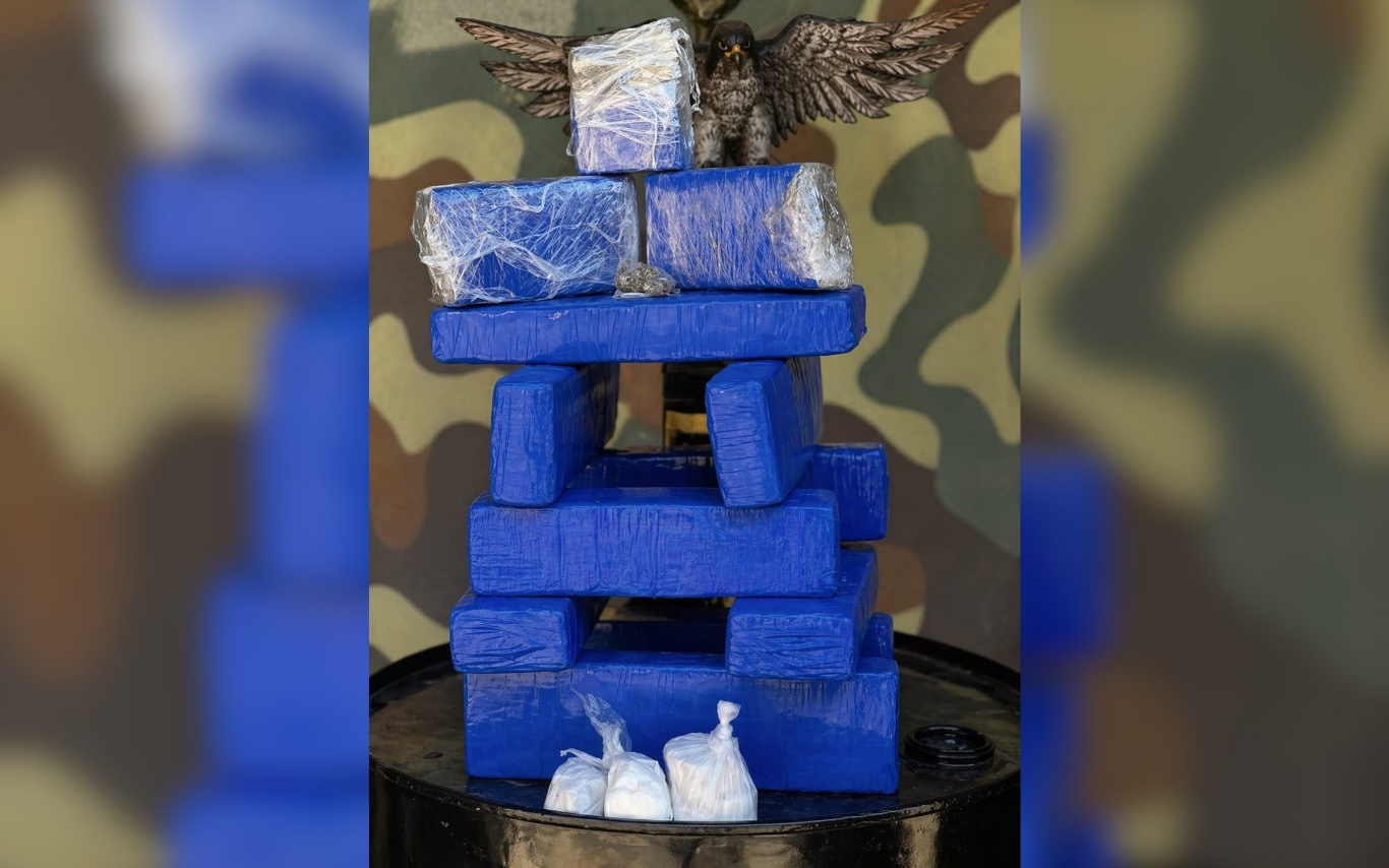 Mulher é presa com drogas após pegar carona com policial