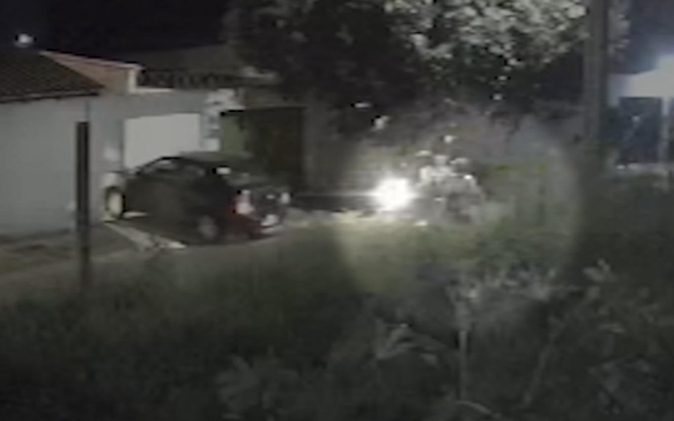 Veículo é roubado enquanto moradora entra em garagem em Uberlândia