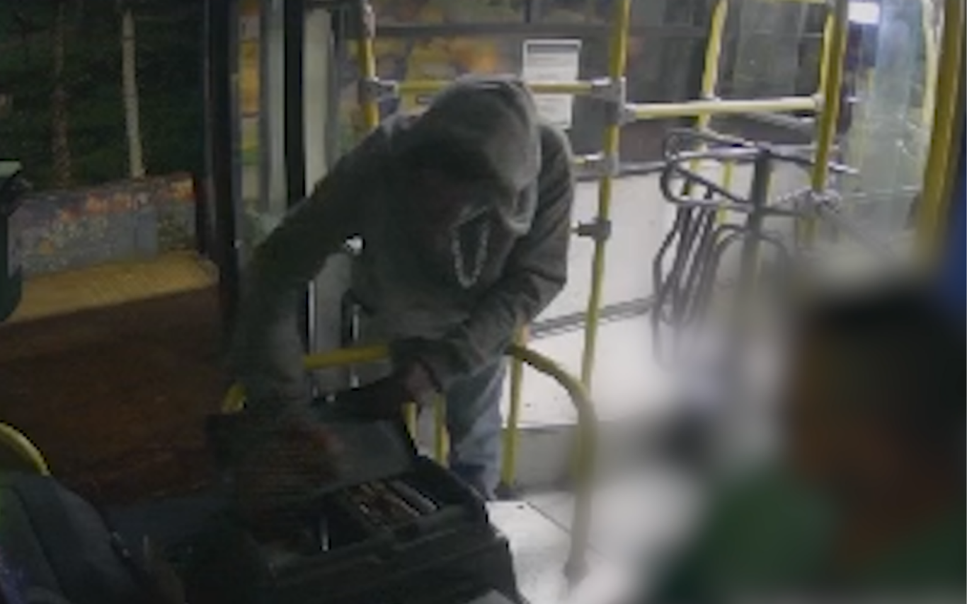 Homem finge estar armado e rouba ônibus em Uberlândia