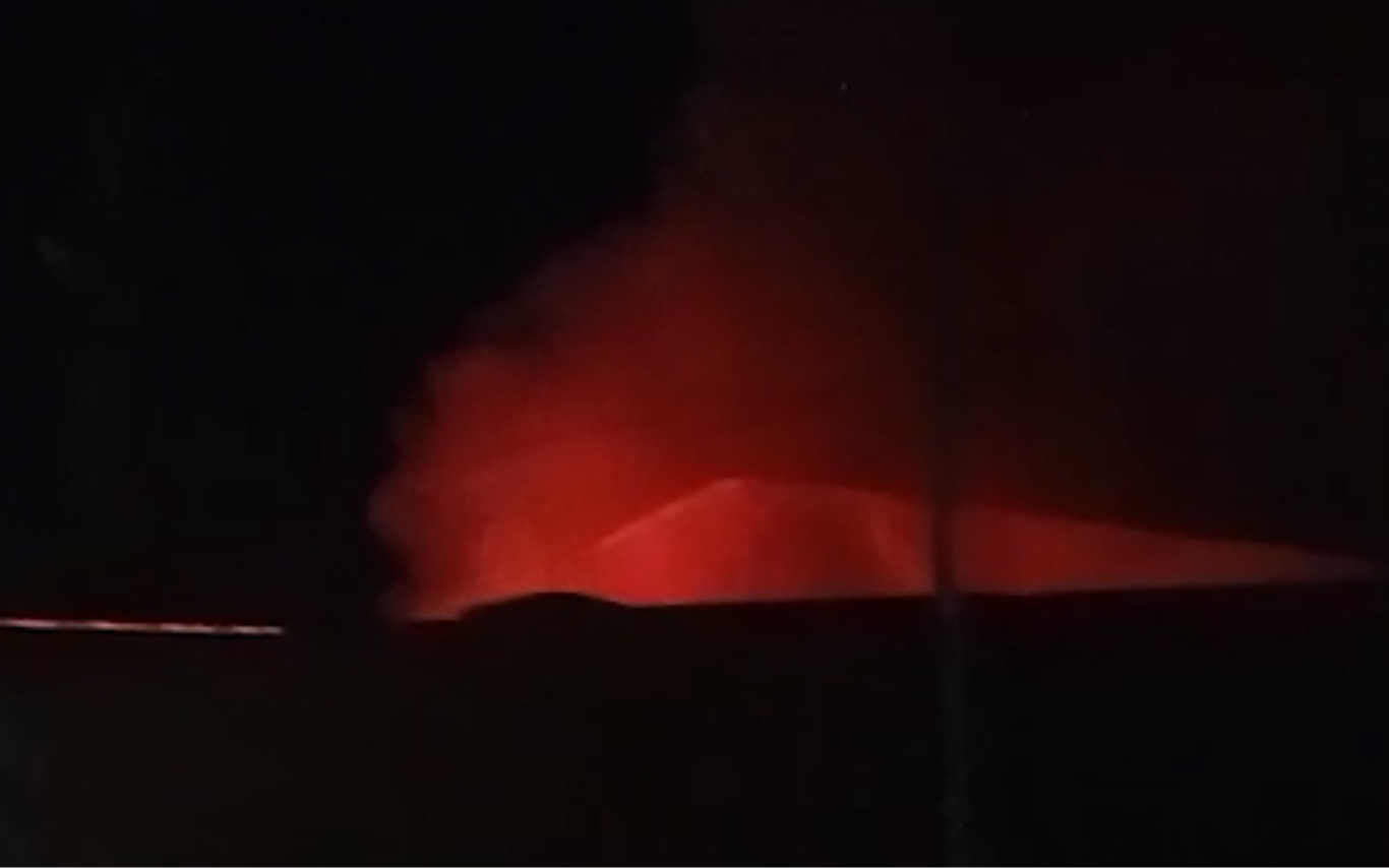 Incêndio destrói carro dentro de garagem em Uberlândia