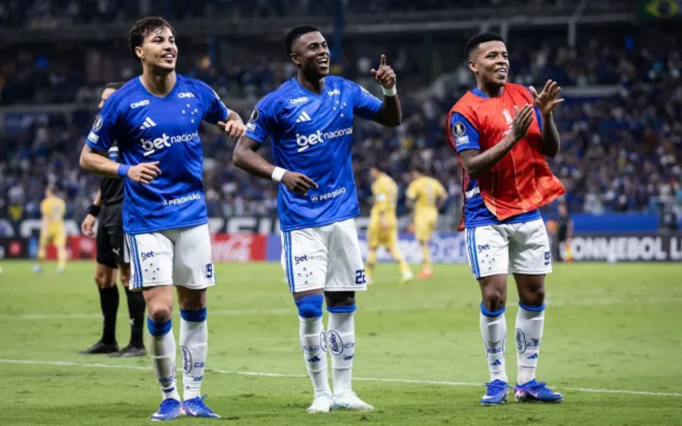 Kaio Jorge, Neiser Villarreal e Keny Arroyo comemoram gol do Cruzeiro sobre o Boca Juniors no Mineirão