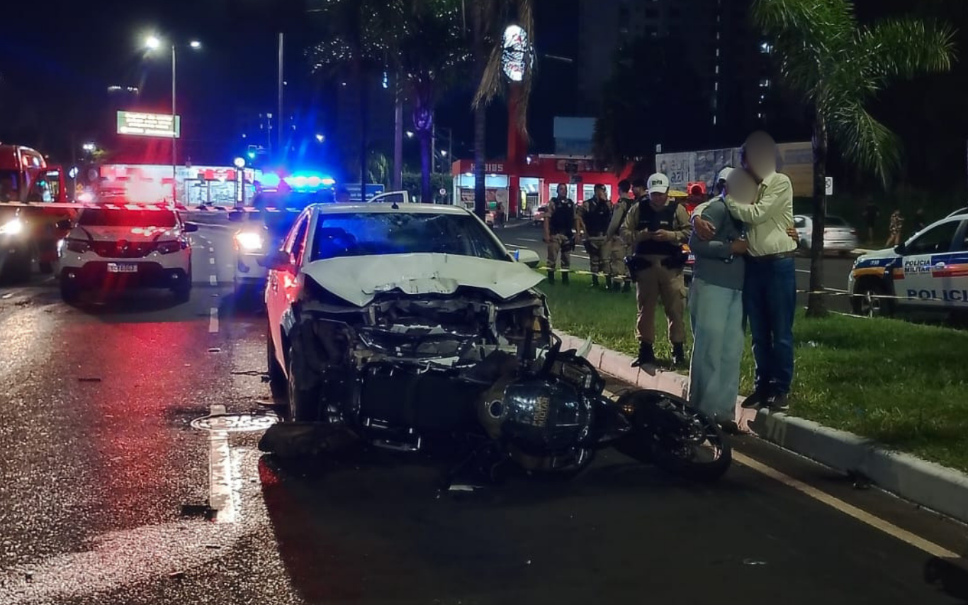 Mulher distraída com celular atropela policiais na Avenida Rondon Pacheco