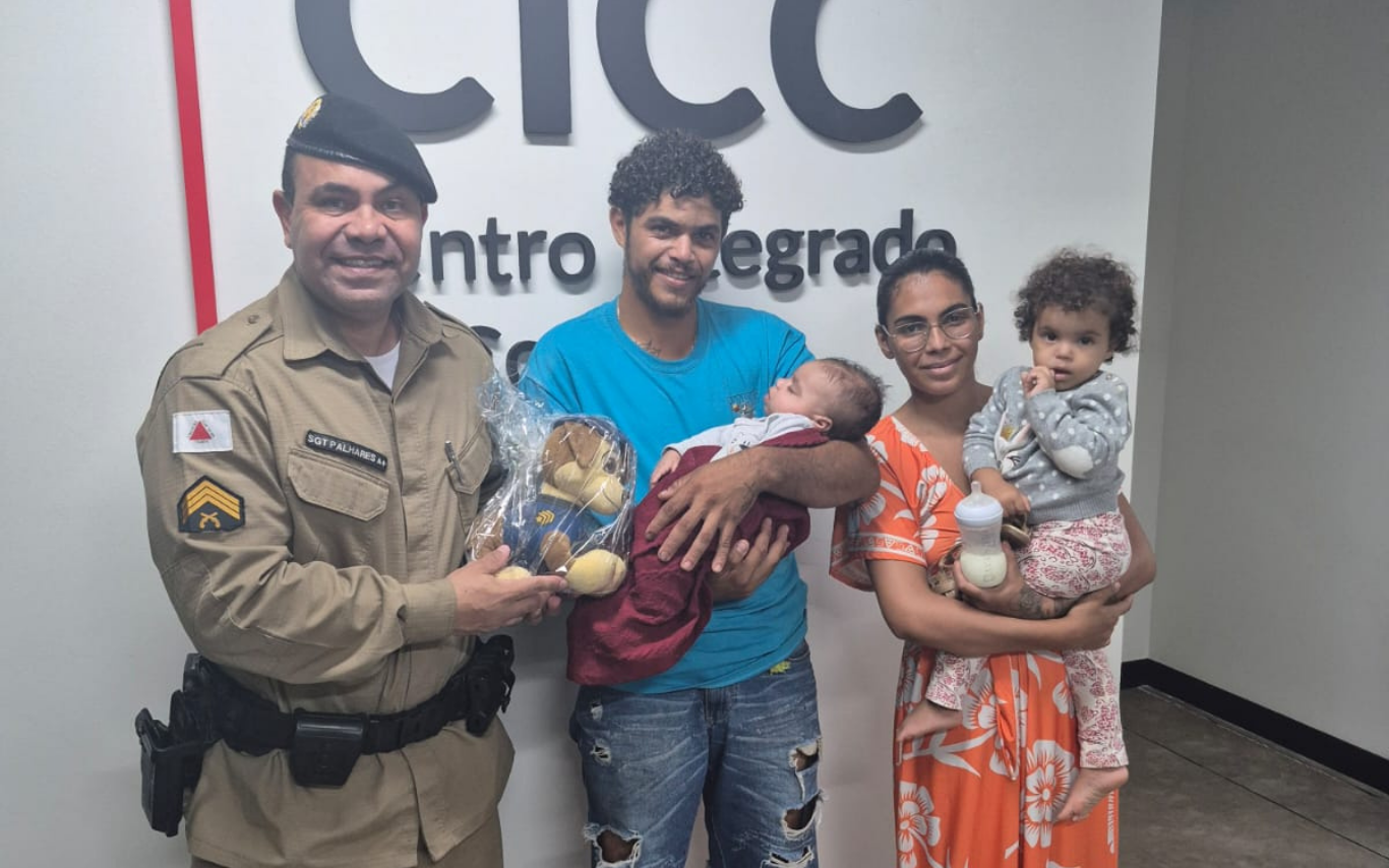 Policial salva bebê engasgado com orientações por telefone