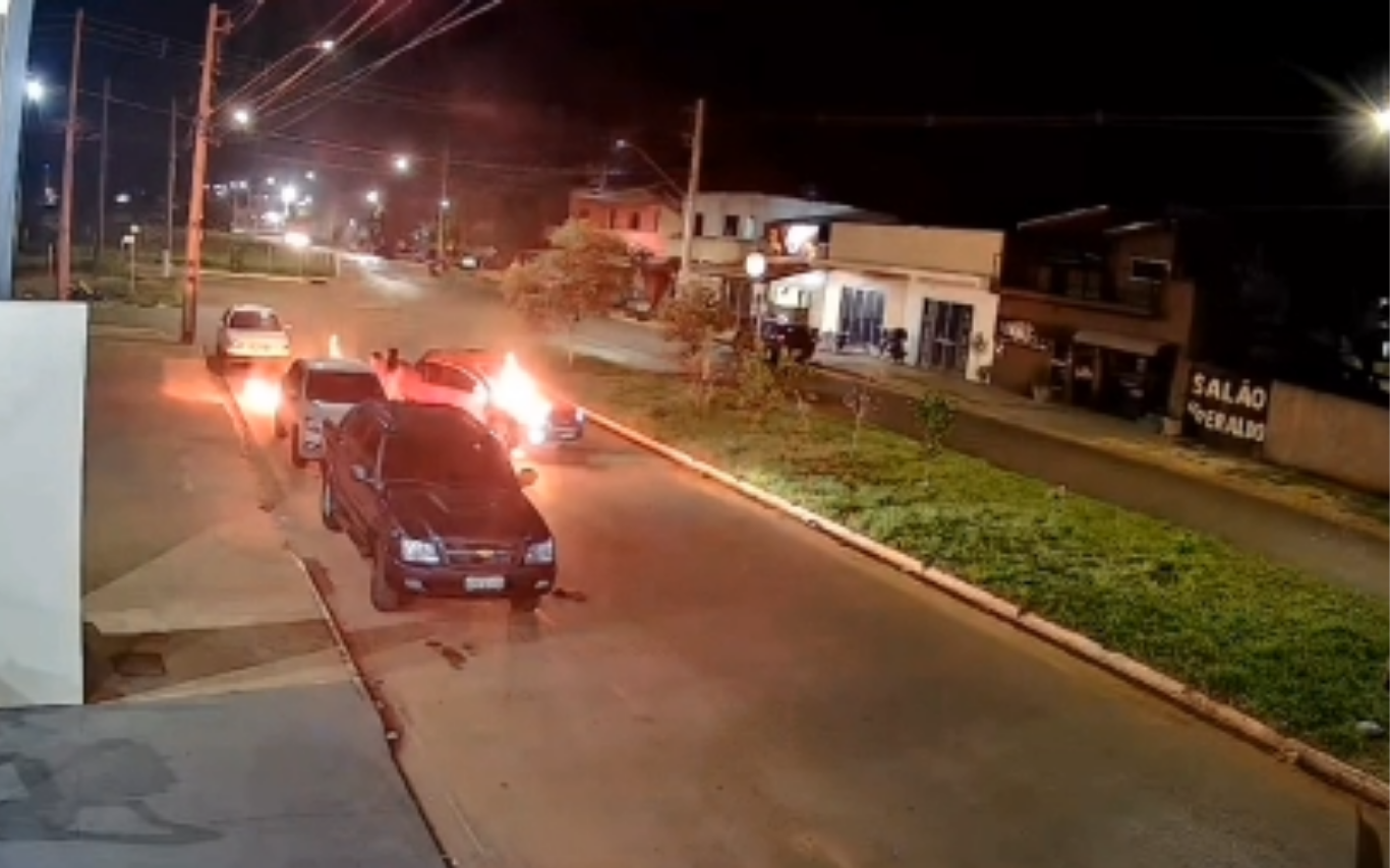 Carro pega fogo em Frutal