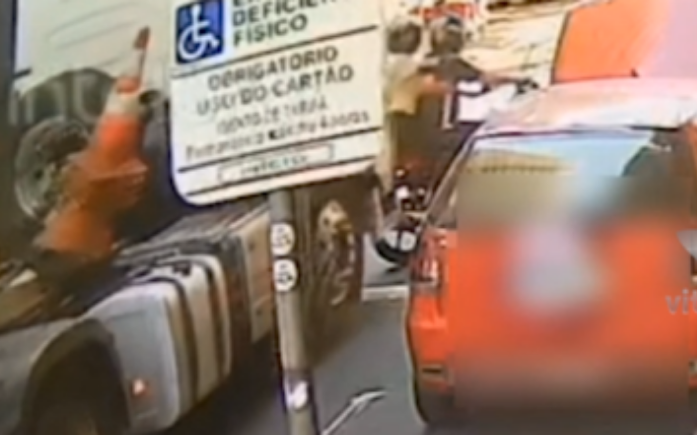 Pai e filha são atropelados por carreta no Centro de Uberlândia