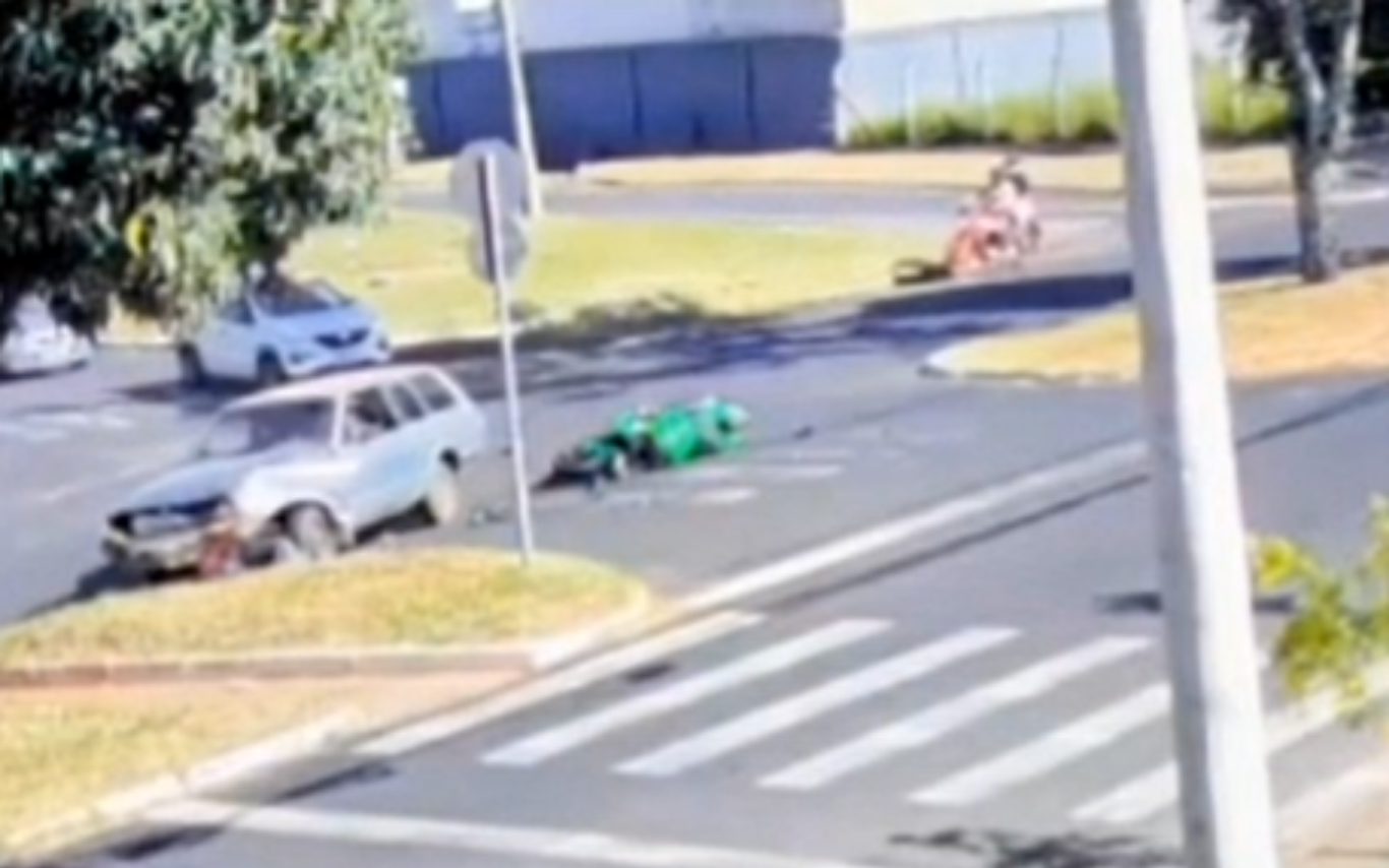 Motociclista fica preso sob carro em colisão em Uberlândia