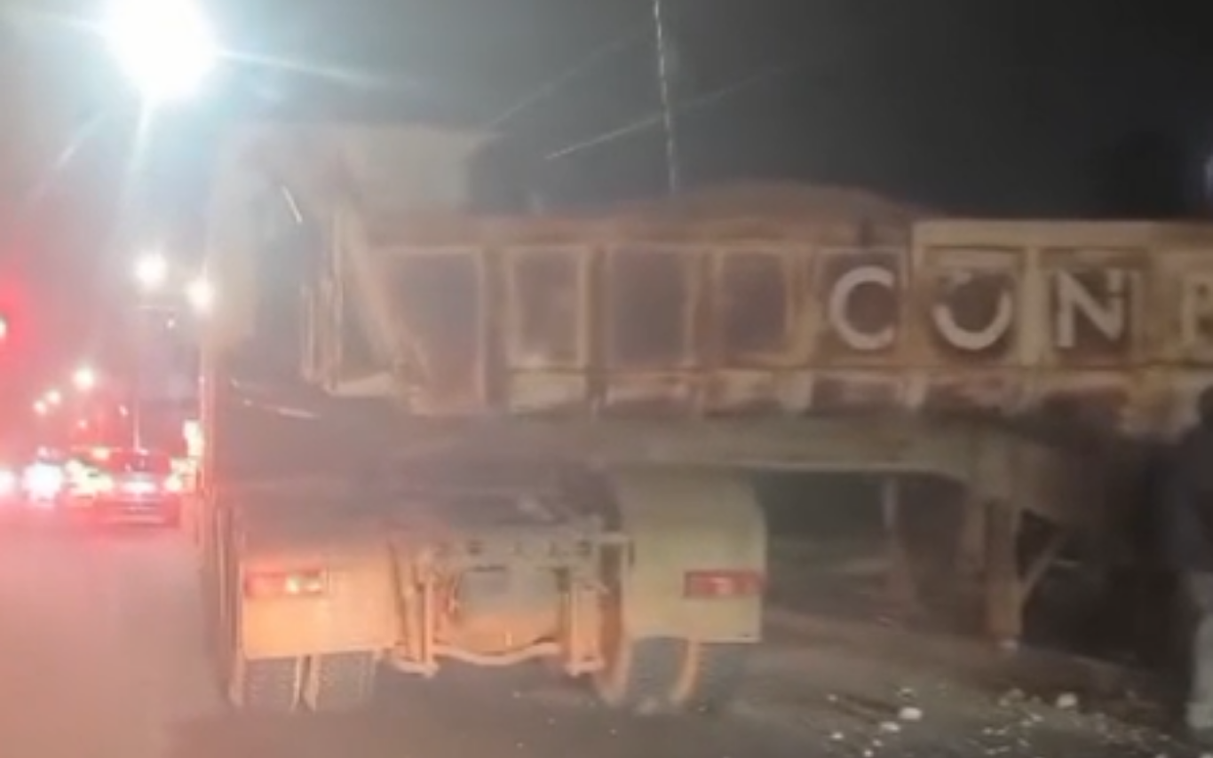Acidente na Avenida dos Vinhedos com carreta