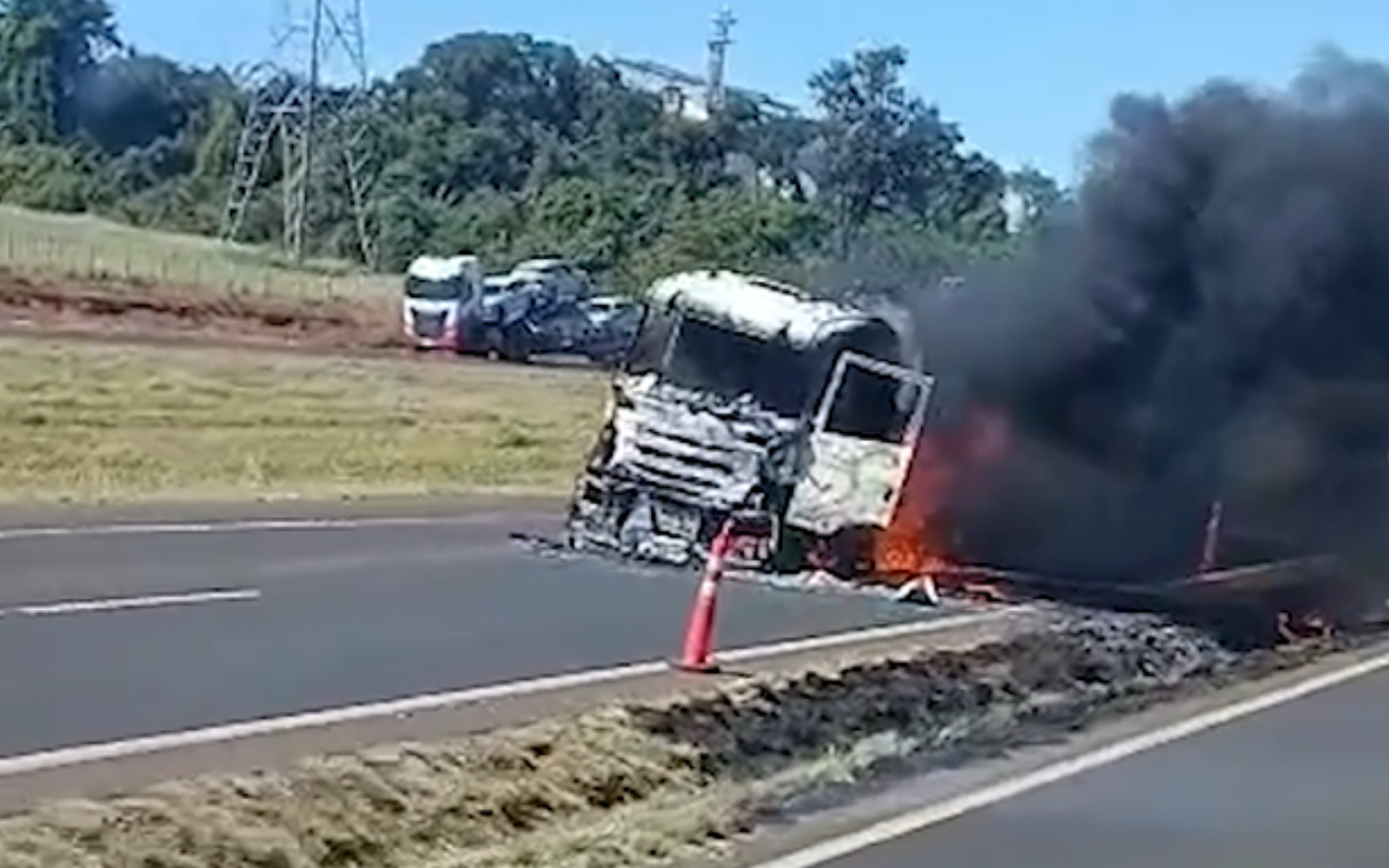 Carreta em chamas na BR-153