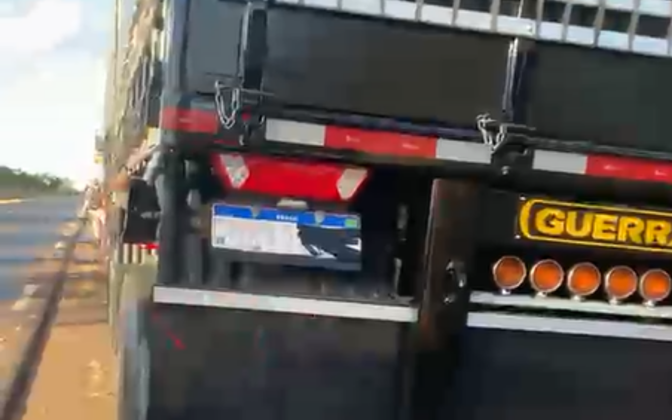 Homem é preso por usar fita isolante para esconder placa de veículo