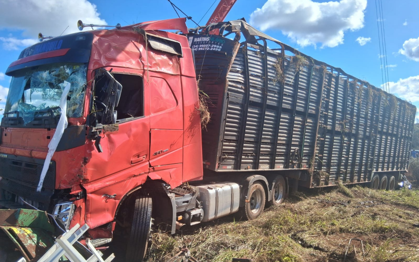 Caminhão boiadeiro envolvido em acidente na MGC-452