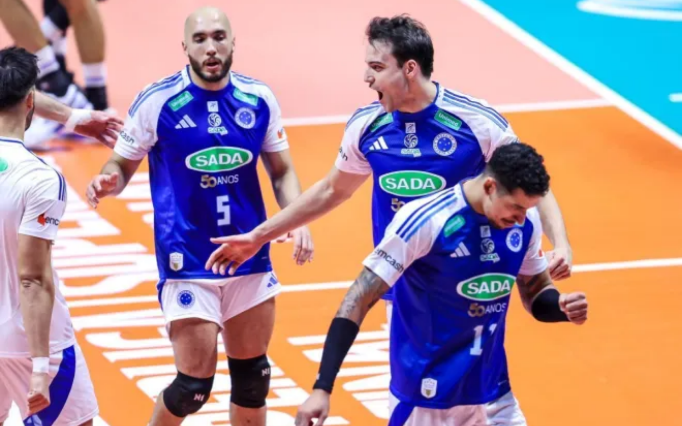 Jogadores do Sada Cruzeiro celebram ponto sobre o Vôlei Renata Campinas