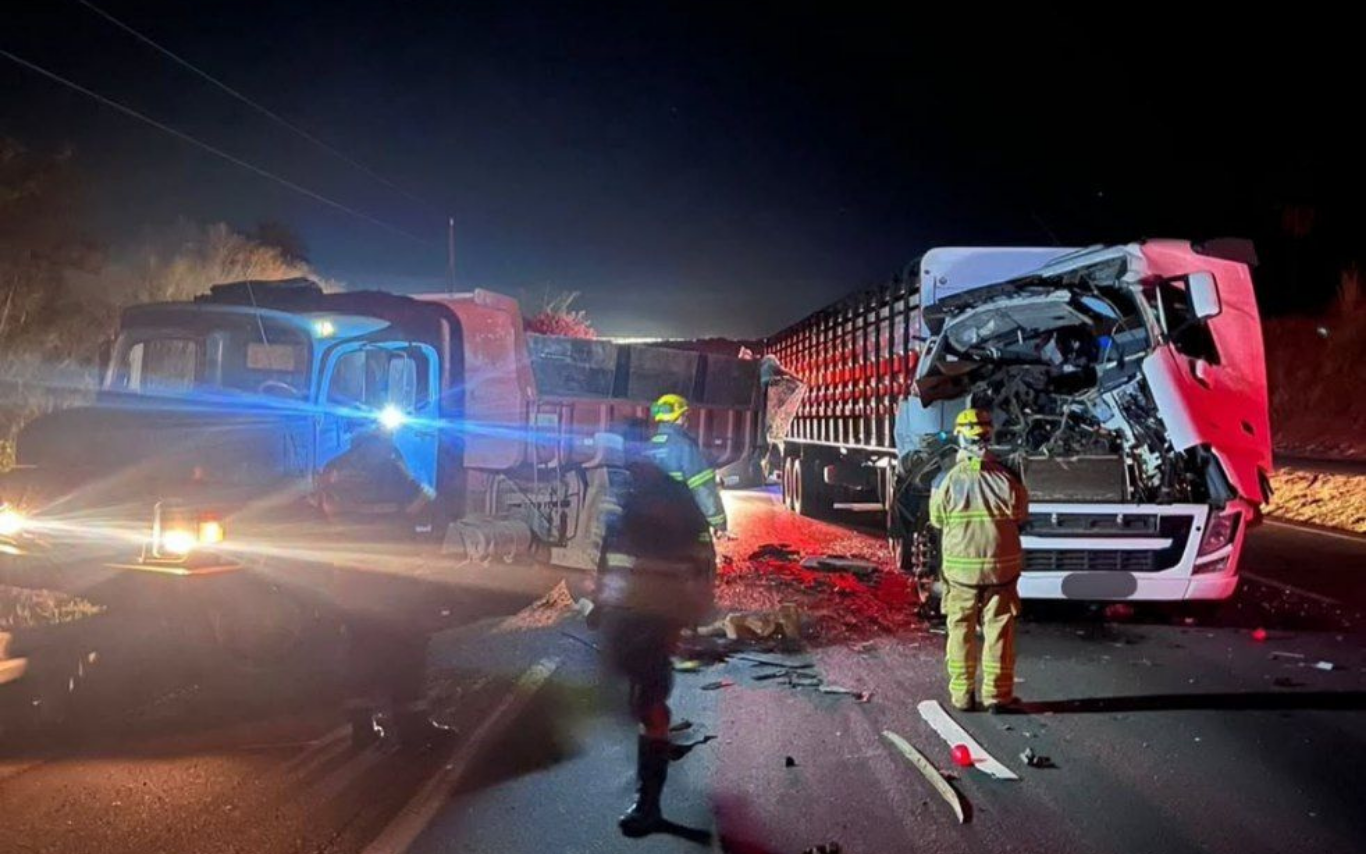 Veículos de carga colidem na BR-050