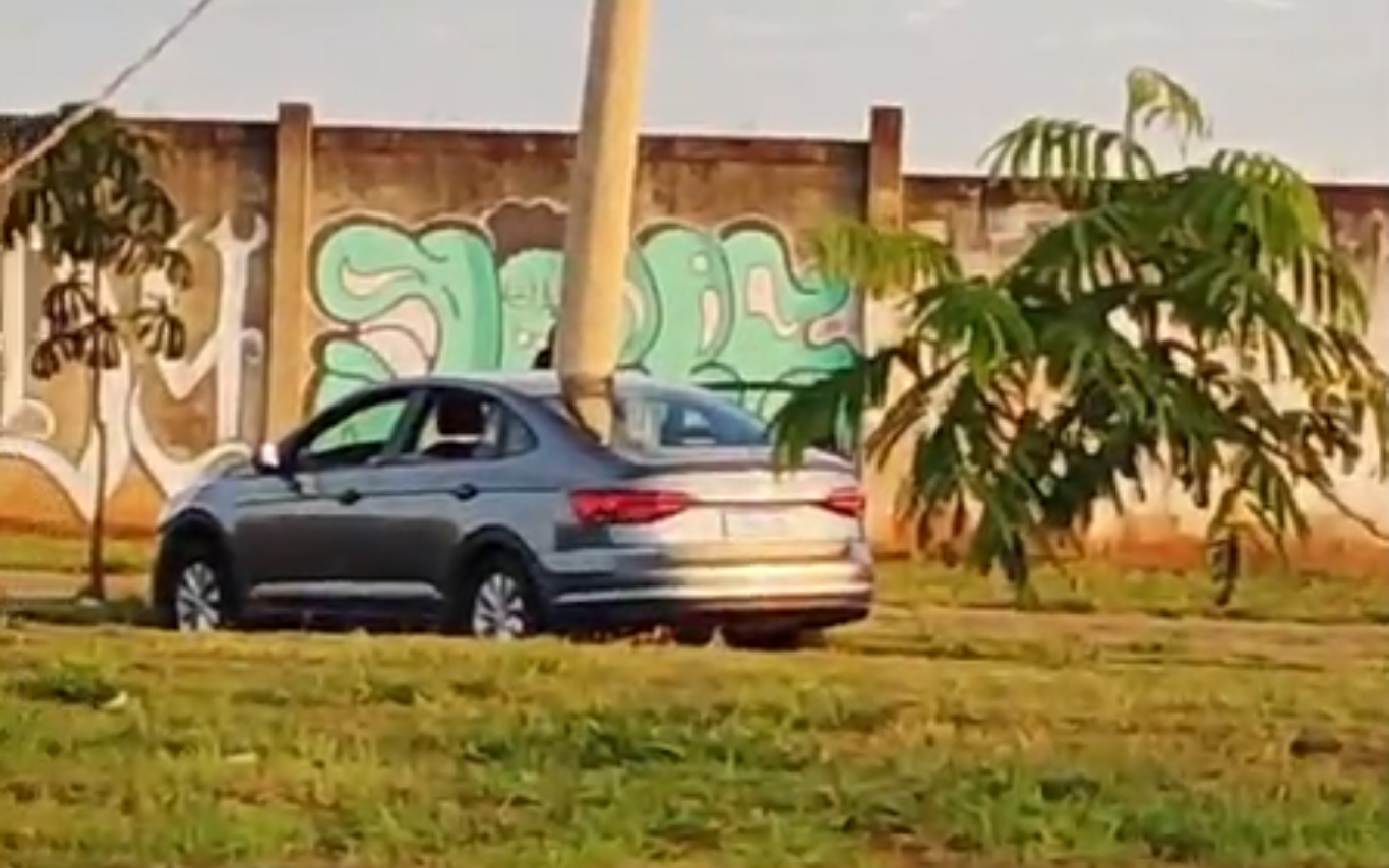 Colisão entre carro e poste em Uberlândia