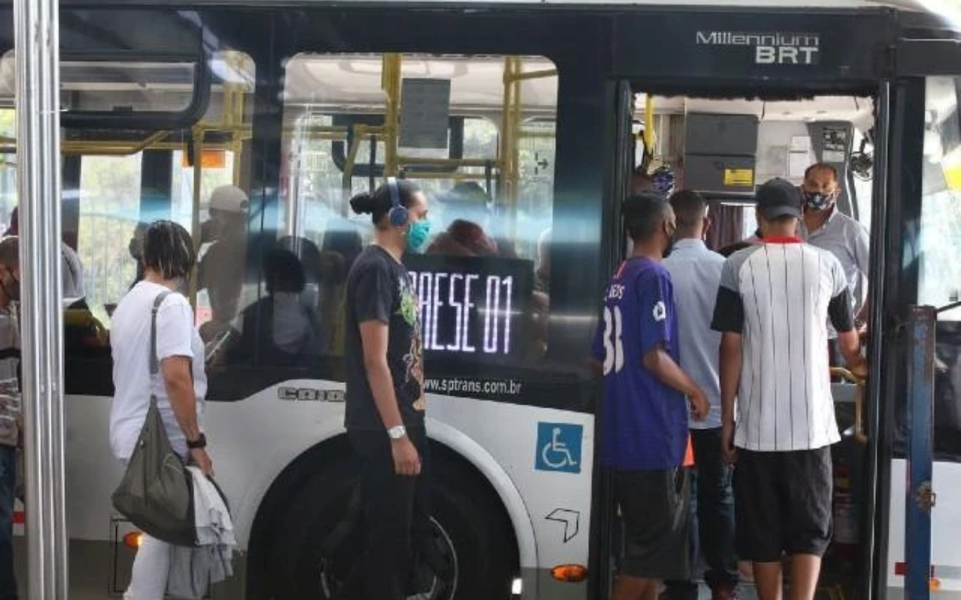 Usuários do transporte público em São Paulo