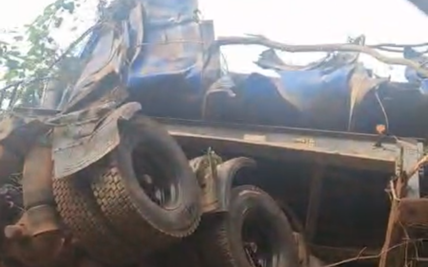 Carreta tomba e deixa motorista ferido na BR-365