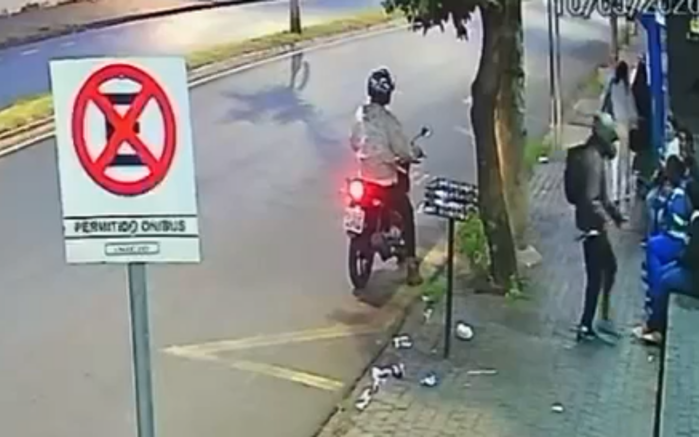 Assalto em ponto de ônibus no Dona Zulmira